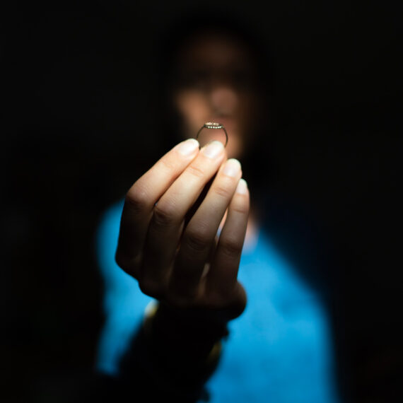 Portrait de la créatrice de bijoux mettant en avant une bague dorée.