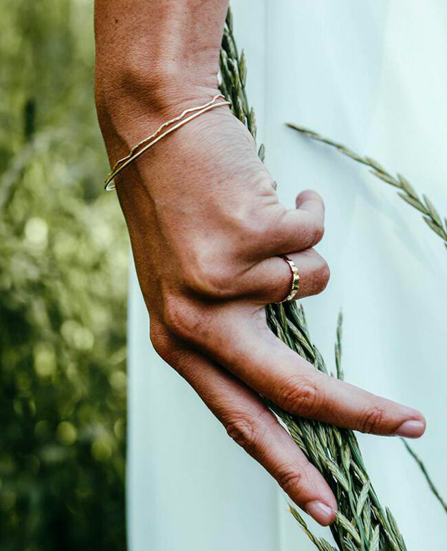 Bague et Jonc en goldfilled sur une main tenant du blé.